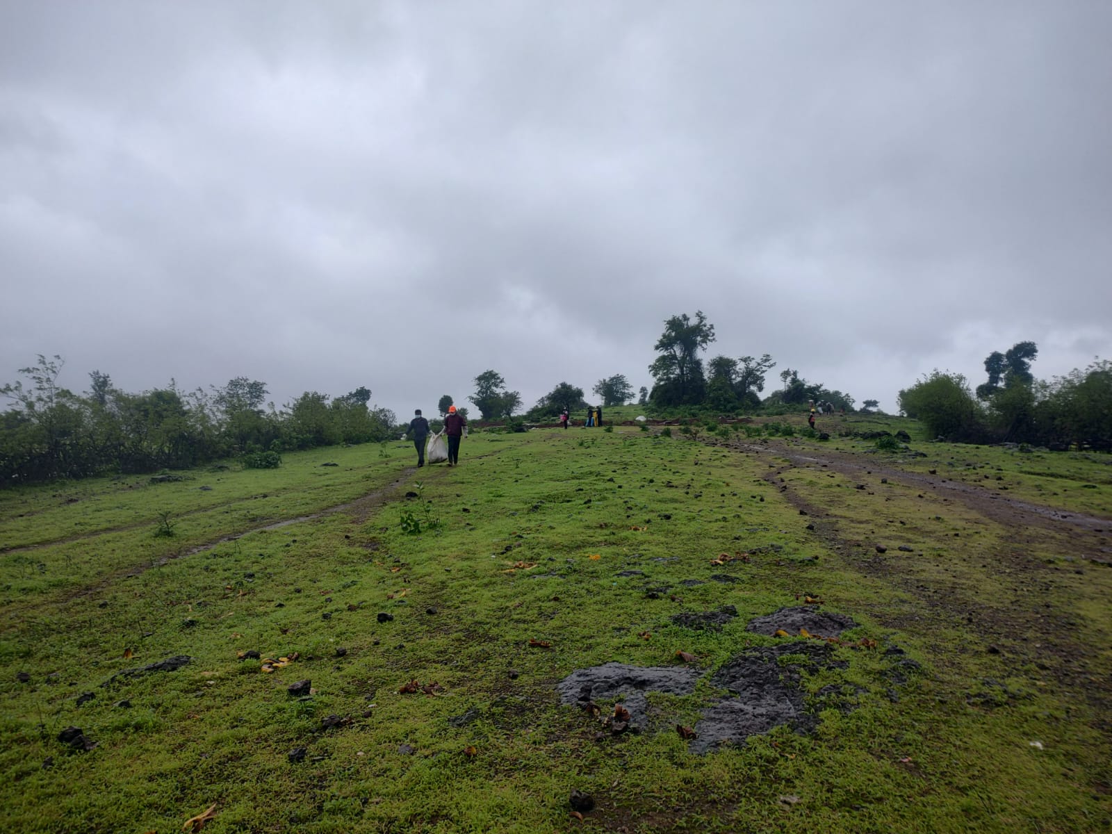 Volunteers at Irshalwadi 